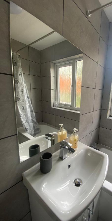 Modern 2 Bed Apartment & Free Parking 坎特伯雷 外观 照片